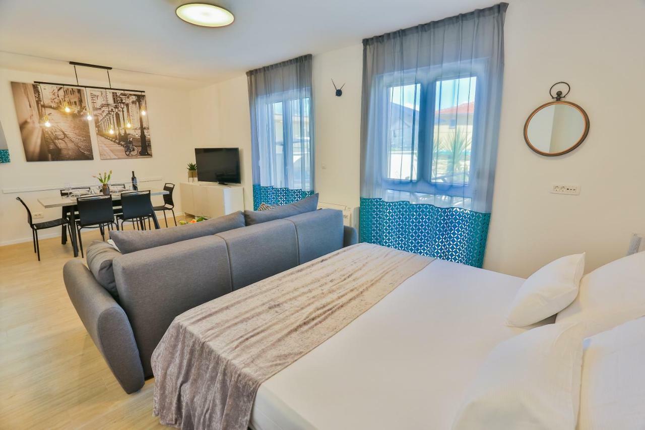 Luxury Urban Villa Apartments With Jacuzzi Split Exteriör bild
