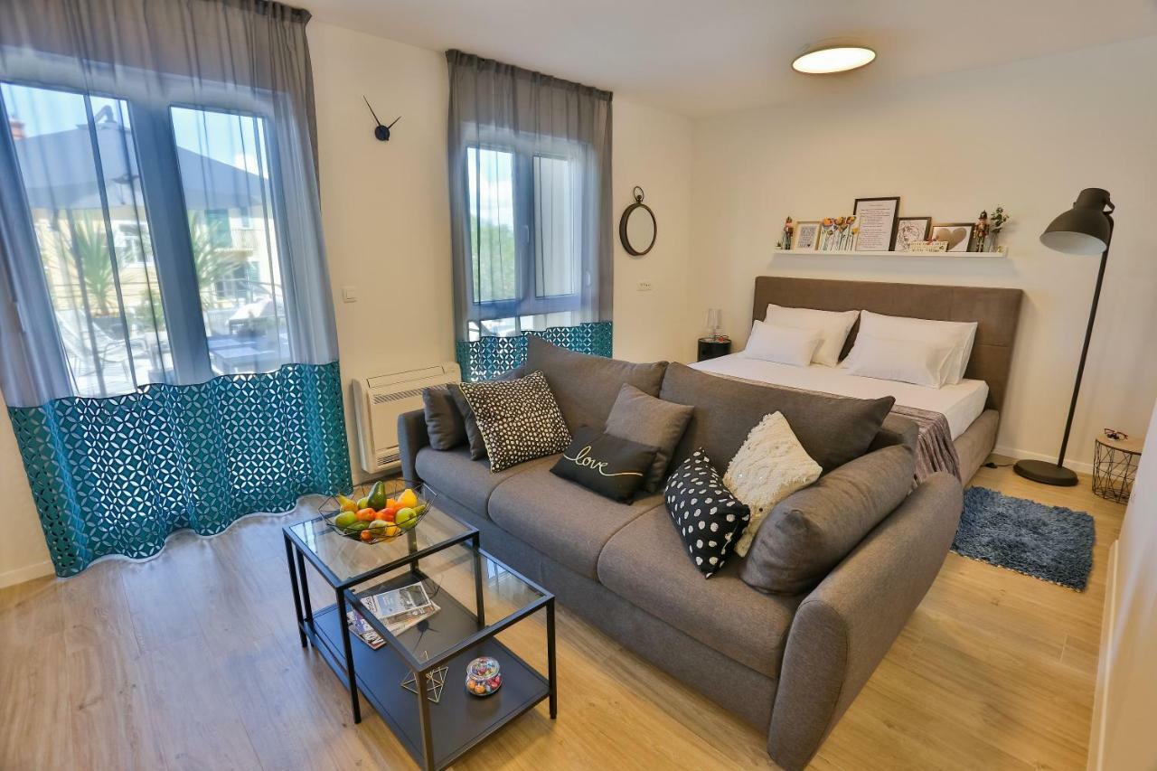 Luxury Urban Villa Apartments With Jacuzzi Split Exteriör bild